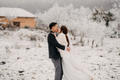 Cặp đôi chịu lạnh để chụp ảnh cưới giữa băng tuyết ở Y Tý