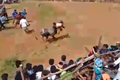 Video: Bò tót nổi điên, húc trúng người đàn ông trong lễ hội