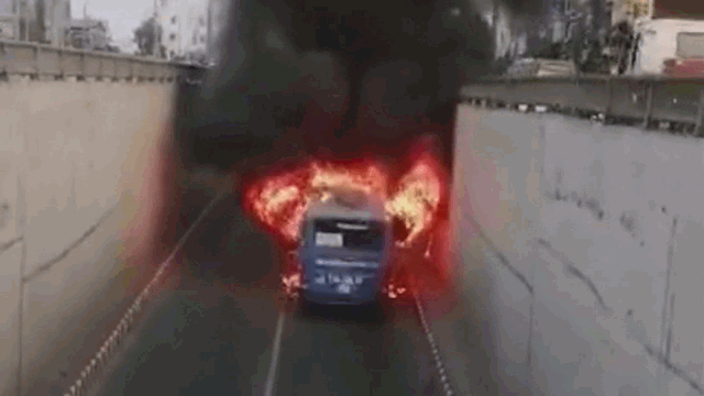 Video: Xe buýt bất ngờ bốc cháy ngùn ngụt ở hầm chui