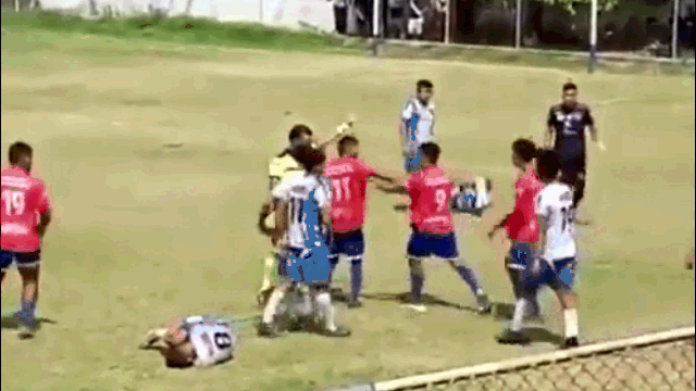 Video: Bị đuổi khỏi sân, cầu thủ cay cú đấm trọng tài xịt máu mũi