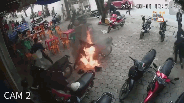 Video: Xe máy bốc cháy, thanh niên có hành động cứu nguy dại dột