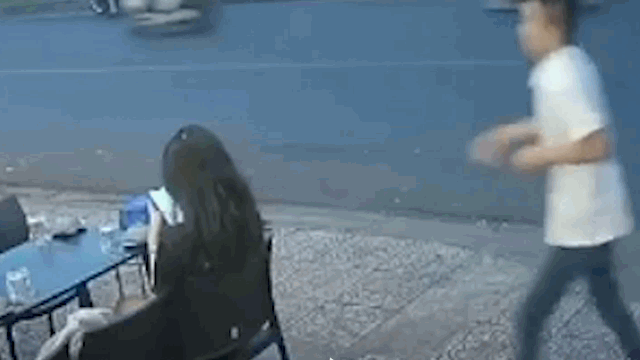 Video: Đang ngồi ở quán ăn, cô gái bị cướp giật iPhone trên tay