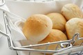 Vì sao nhiều nhà hàng thường tặng bánh mì miễn phí cho khách?