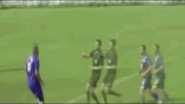 Video: Cay cú vì nhận thẻ đỏ, cầu thủ lao tới húc vỡ mũi trọng tài