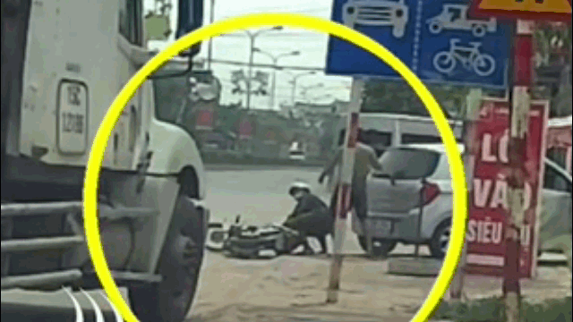 Video: Sang đường ẩu, người đàn ông bị tài xế cầm mũ cối đập tới tấp
