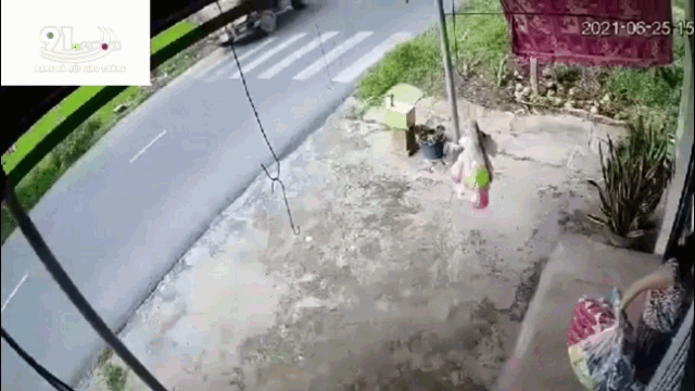 Video: Tông vào đuôi xe tải, nam thanh niên trượt dài trên đường
