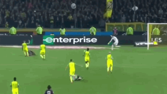 Video: Bị ngã trên sân, trọng tài cay cú rút thẻ đỏ đuổi cầu thủ