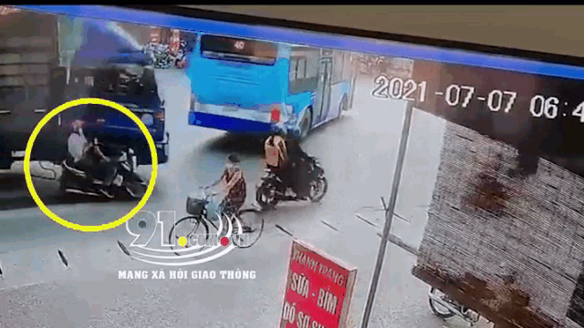 Video: Tránh xe buýt quay đầu, xe tải suýt cán trúng 2 người đi xe máy