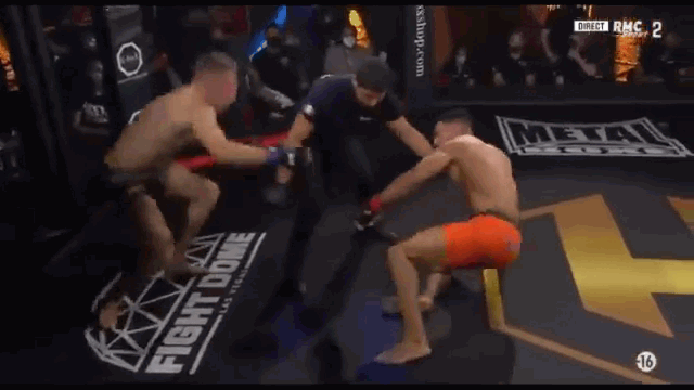 Video: Núp sau trọng tài, võ sĩ tung cú đá trúng mặt đối thủ