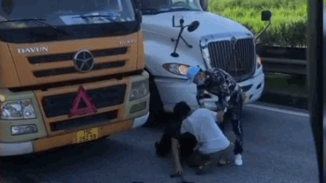 Video: Hai tài xế dừng xe, lao vào đánh nhau ngay giữa đường quốc lộ