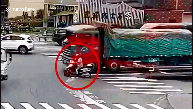 Video: Cảnh sát chặn đầu xe tải để cứu mạng người đàn ông đi xe máy