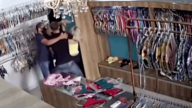 Video: Chủ cửa hàng bikini bị 2 tên cướp khống chế