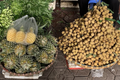 Hoa quả tươi đắt khách, cam tăng tới chục giá ở nhiều chợ Hà Nội