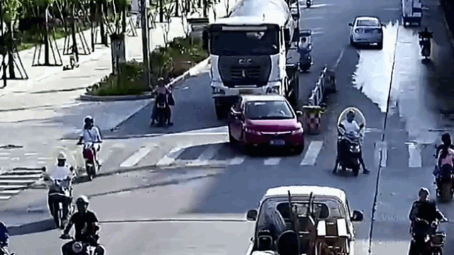 Video: Tạt đầu xe bồn, người phụ nữ thoát chết ngay dưới gầm xe