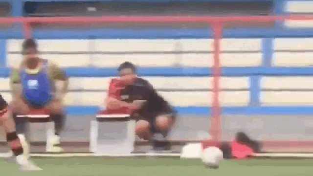 Video: Tung cú đá kungfu vào đầu đối thủ, cầu thủ nhận ngay thẻ đỏ