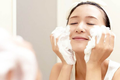Học cách rửa mặt đúng cách khi da bị mụn 