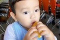 Biểu cảm cực "cute" của con trai Phạm Hương khi ăn chanh