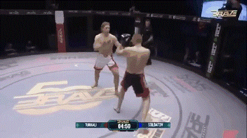 Video: Ra đòn siêu dị, võ sĩ MMA khiến đối thủ nằm sàn sau 13 giây