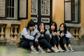 Chụp ảnh kỉ niệm tuổi học trò, 4 nữ sinh lên top trending Tik Tok