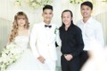 Hoài Linh bị vây kín khi xuất hiện tại đám cưới Mạc Văn Khoa