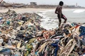 Rác thải nhựa từ thời trang nhanh làm ô nhiễm đại dương