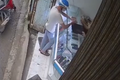 Video: Người phụ nữ trèo qua tủ kính đuổi theo tên cướp