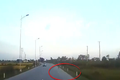 Video: Sang đường bất cẩn, người đàn ông bị xe tải tông văng xa