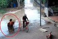 Video: Bé gái đội mưa hì hục giúp mẹ "chạy" đồ đang phơi 