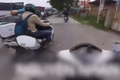 Video: Biker đập vỡ gương xe khách vì lấn làn, ép người đi xe máy