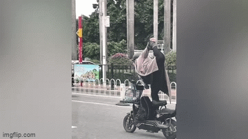 Video: Hoảng hồn người phụ nữ tạo tư thế "lạ" trên xe máy
