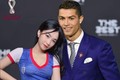 Ronaldo chia tay MU, gái xinh World Cup nói 1 câu gây chú ý