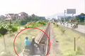Video: Tài xế phóng xe máy vượt đầu tàu khiến dân mạng khiếp sợ