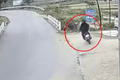 Video: Nhóm học sinh nối đuôi nhau phóng xe máy qua đoạn đường cua