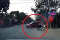 Nữ tài xế bẻ lái, vẫn bị xe sang Mercedes tông văng