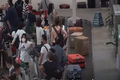 Video: Việt kiều chật vật lấy hành lý tại sân bay Tân Sơn Nhất