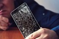 Điện thoại bị vỡ màn hình nguy hiểm như thế nào? 