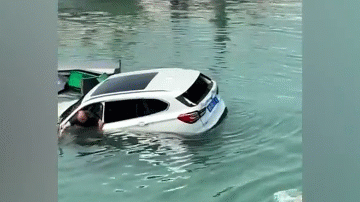 Video: BMW lao xuống biển, tài xế hoảng hốt mở cửa thoát thân