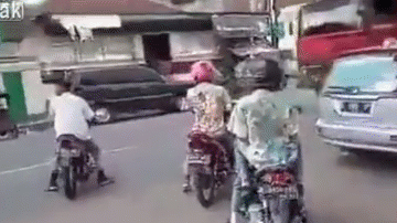 Video: Sang đường bất cẩn, người đàn ông lao thẳng vào đầu xe tải