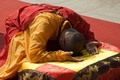 Tại sao khi lễ Phật lại phải “chắp tay”? Có đặc thù gì trong đó không?