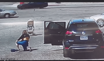 Video: Thót tim khoảnh khắc xe đẩy em bé lao vào đường cao tốc 