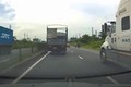 Video: Va chạm với xe tải, ô tô con lao lên dải phân cách