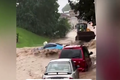 Video: Ô tô bị nước lũ cuốn trôi trên đường phố Mỹ