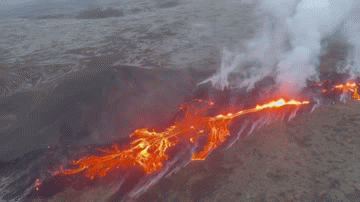 Video: Cảnh quay từ trên không tuyệt đẹp về núi lửa ở Iceland