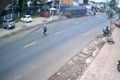 Video: Tránh người phụ nữ sang đường, xe đầu kéo gây tai nạn 