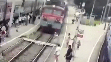 Video: Hai cha con bị tàu hỏa tông trúng khi băng qua đường ray