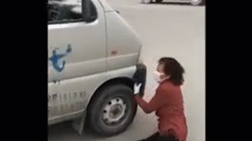 Video: Người phụ nữ liên tục đập đầu vào xe tải để ăn vạ 