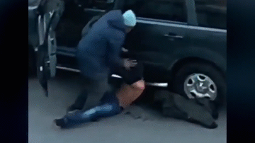 Video: Người phụ nữ tung đòn quật ngã tên trộm ô tô giữa phố