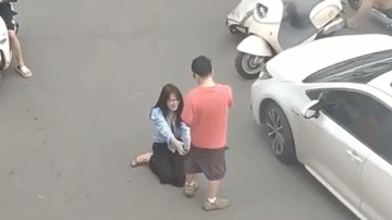 Video: Cô gái khóc, quỳ gối xin lỗi người đàn ông sau va chạm