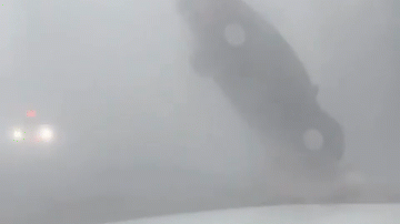 Video: Ô tô bị lốc xoáy nhấc dựng đứng khiến người đi đường sợ hãi