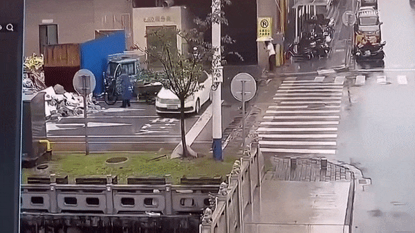 Video: Nhầm chân ga, tài xế đâm gãy lan can lao thẳng xuống sông